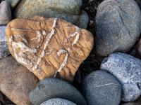 Ockerfarbener Stein mit weißen Linien und Muster